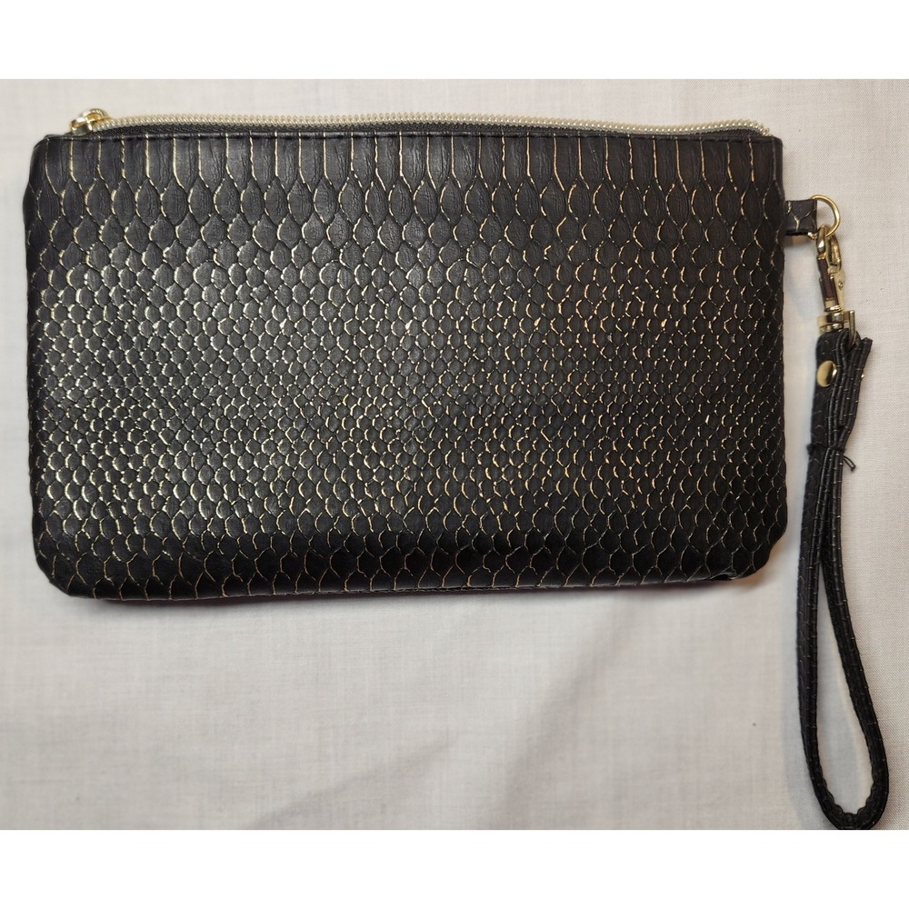 Liz Claiborne ‎ Black Clutch With Built In Charger Cables NWOT Android/ Iphone - Picture 2 of 3
